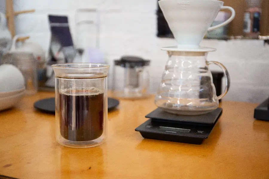 Dụng cụ pha pour-over trên quầy bar gỗ