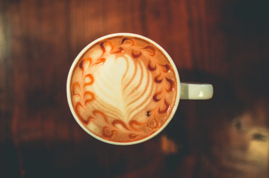 Cappuccino trên bàn gỗ