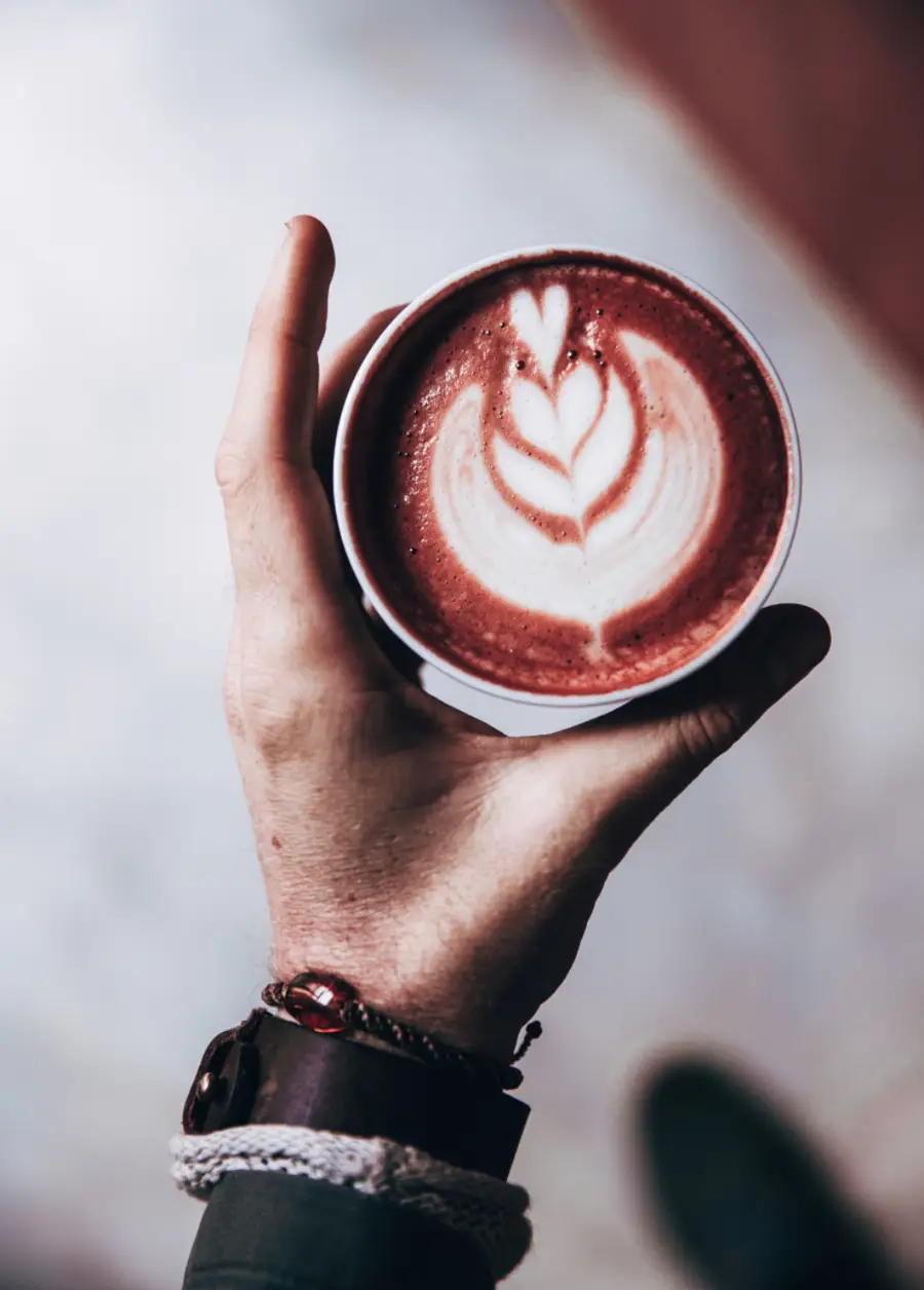 Ly mocha trên tay